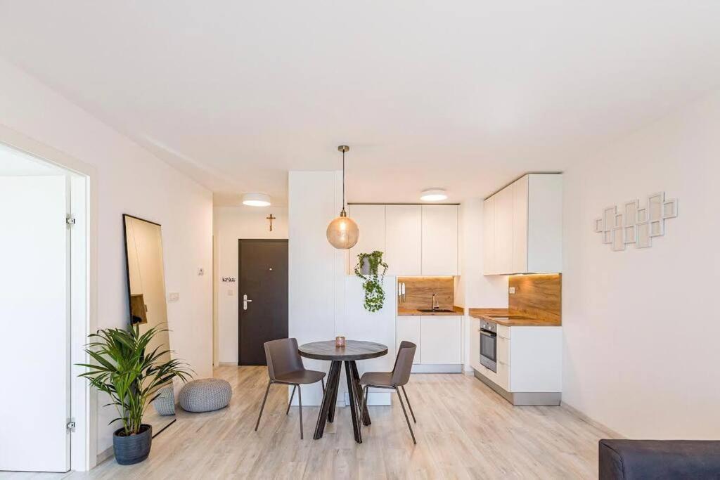 Urban Apartment With Possibility Of Parking Bratislava Extérieur photo